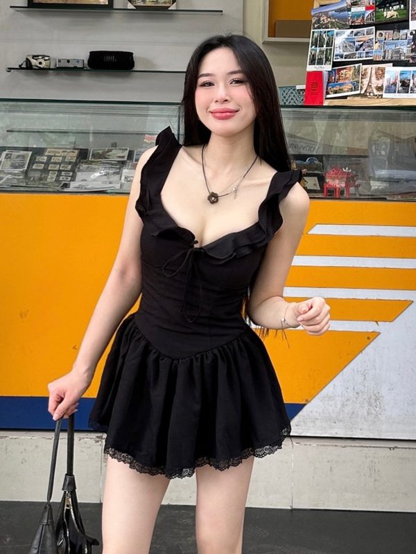 Lace-Trimmed Low-Neck Little Black Dress with A-Line Silhouette and Pleated Skirt - Elegant Hepburn Style for Effortless Chic