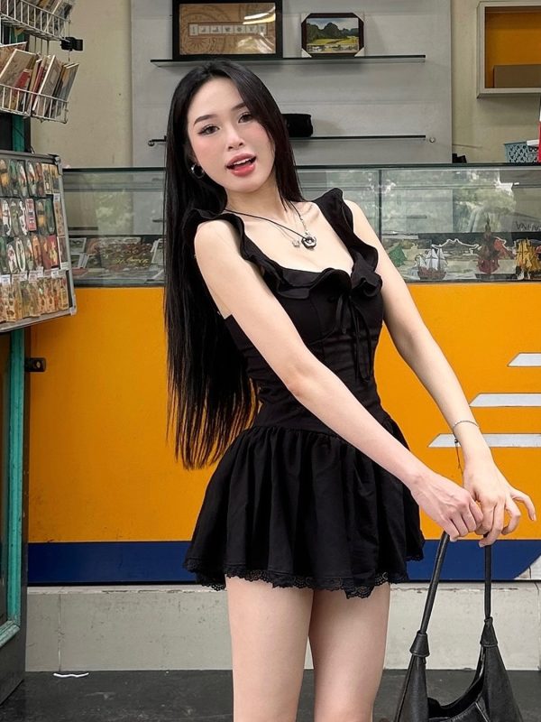 Lace-Trimmed Low-Neck Little Black Dress with A-Line Silhouette and Pleated Skirt - Elegant Hepburn Style for Effortless Chic