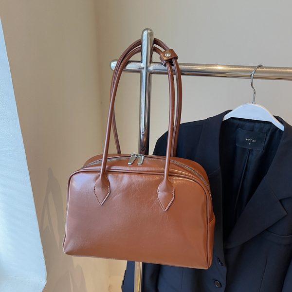 Large Capacity Red Shoulder Bag for Women - High-End Summer Fashion Commuting Handbag 2024 Style