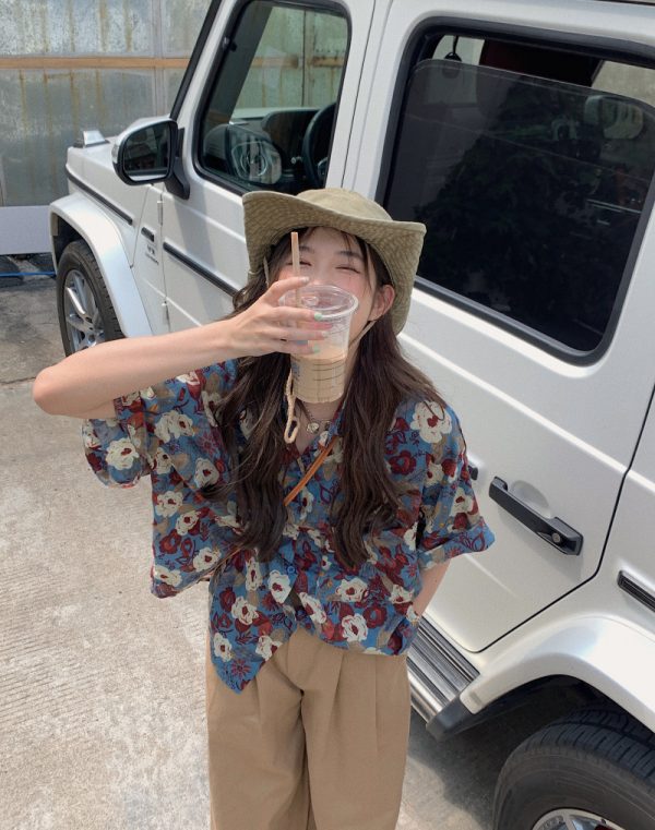 Loose Floral Short-Sleeve Shirt for Women - Retro Hong Kong Style Hawaiian Beach Top, Unique Niche Trendy Fashion