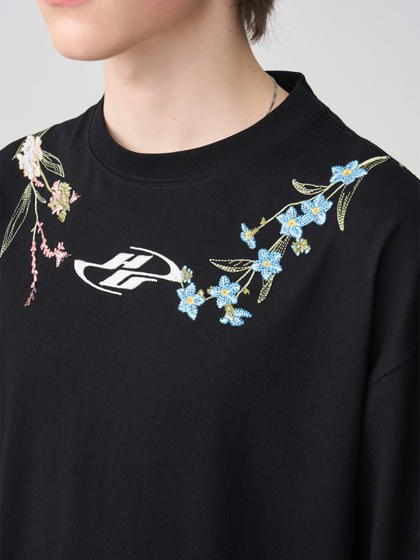Minimalist Chinese-Style Floral Wreath Embroidery Short-Sleeve T-Shirt - Trendy 90s Inspired Design