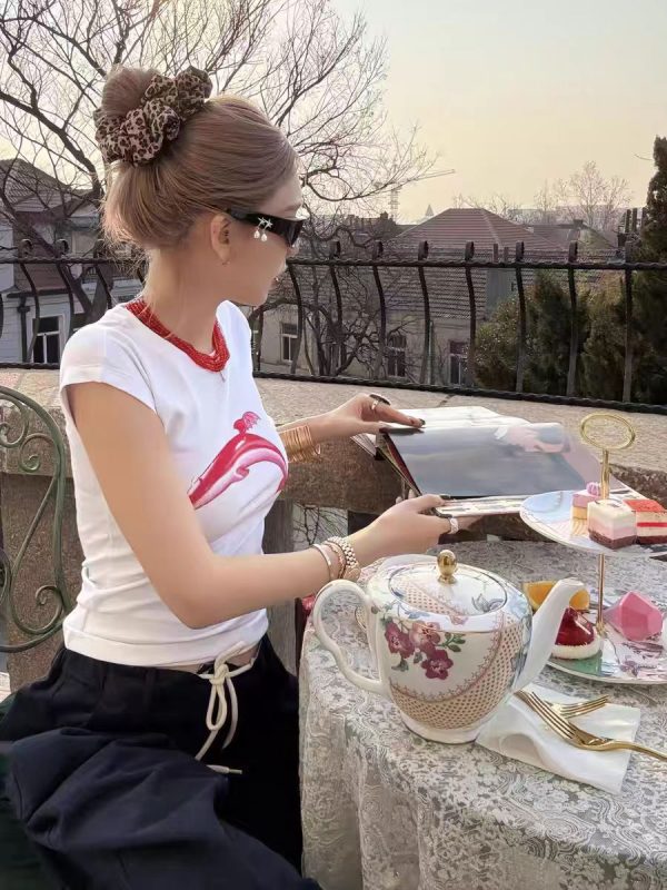 Red Dolphin Print Slim-Fit T-Shirt - Round Neck, Short Sleeves, Y2K Style for Trendy Casual Wear