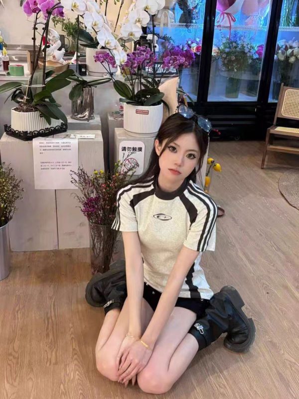Retro Color-Blocked Raglan Short Sleeve T-Shirt for Women, Slim Fit Sporty Top, Summer Style for Trendy Girls