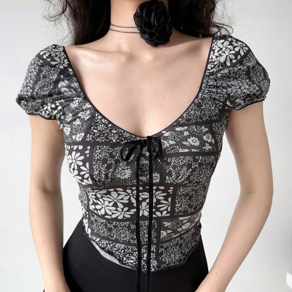 Retro Deep V Black Floral Short Sleeve T-Shirt for Women - Summer Puff Sleeve Top in European and American Style