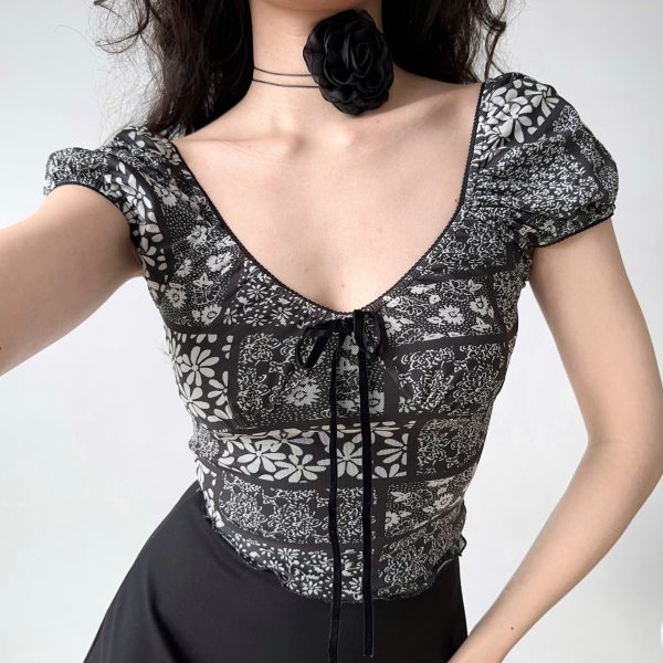 Retro Deep V Black Floral Short Sleeve T-Shirt for Women - Summer Puff Sleeve Top in European and American Style