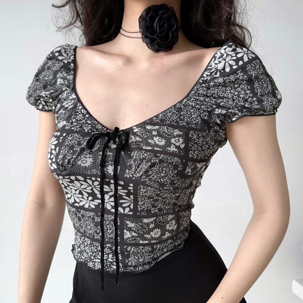 Retro Deep V Black Floral Short Sleeve T-Shirt for Women - Summer Puff Sleeve Top in European and American Style