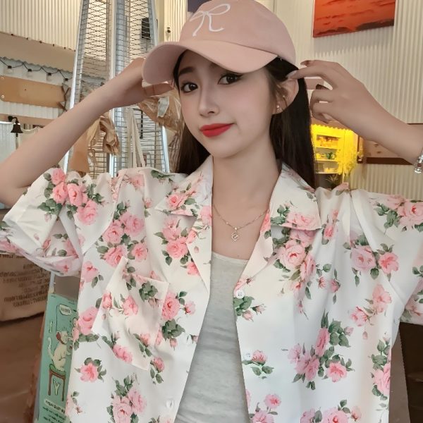 Retro Hong Kong Style Short-Sleeved Floral Shirt for Women - Hawaiian Batik Collar Loose Casual Top for Seaside Vacation