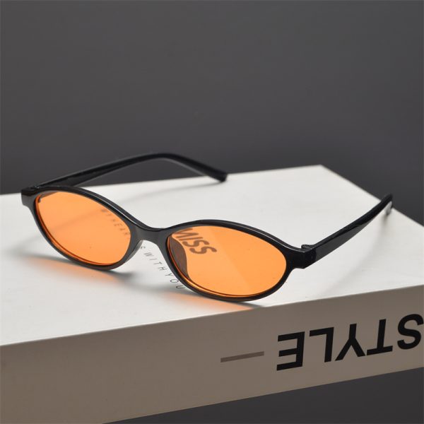 Retro Oval Narrow-Frame Sunglasses for Men and Women - Trendy Small Face Fit, Hip-Hop and Street Style, Ideal for Parties and Runway