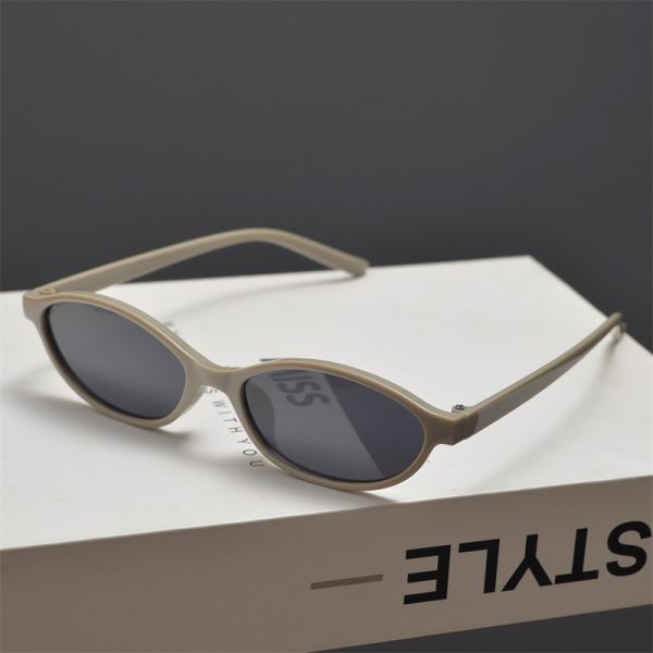 Retro Oval Narrow-Frame Sunglasses for Men and Women - Trendy Small Face Fit, Hip-Hop and Street Style, Ideal for Parties and Runway