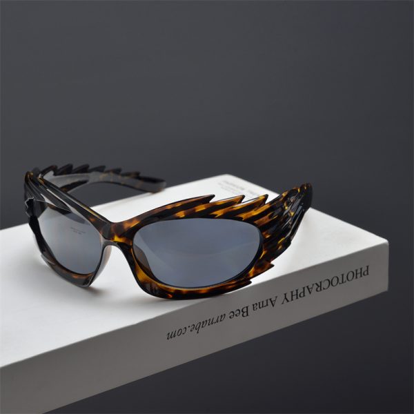 Retro Punk Asymmetric Winged Sunglasses for Men and Women - Trendy Street Style Eyewear for Millennial Fashion