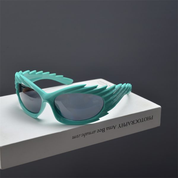 Retro Punk Asymmetric Winged Sunglasses for Men and Women - Trendy Street Style Eyewear for Millennial Fashion