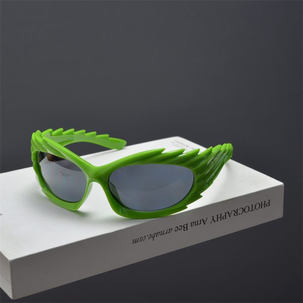 Retro Punk Asymmetric Winged Sunglasses for Men and Women - Trendy Street Style Eyewear for Millennial Fashion
