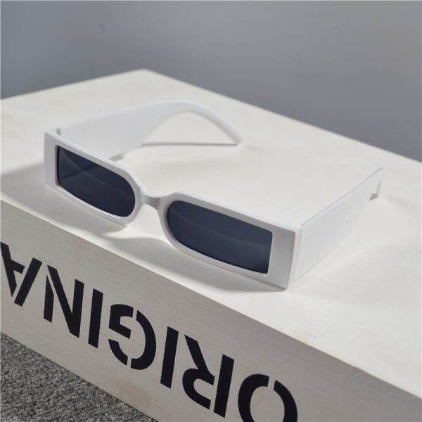 Retro Rectangular Narrow-Frame Sunglasses for Men and Women - Trendy Hip-Hop Street Style, Disco-Inspired Fashion Eyewear