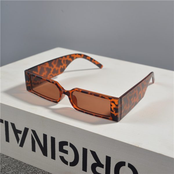 Retro Rectangular Narrow-Frame Sunglasses for Men and Women - Trendy Hip-Hop Street Style, Disco-Inspired Fashion Eyewear