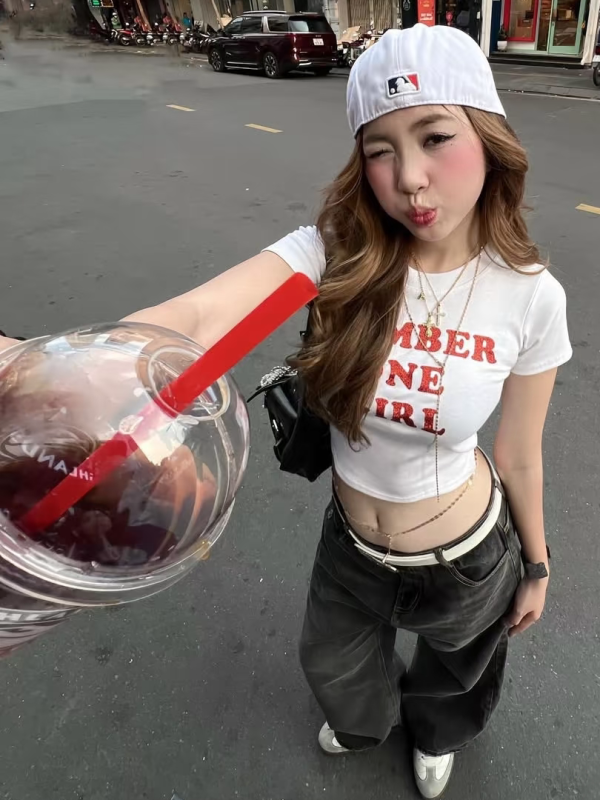 Sexy American Style Short Sleeve Crop Top T-Shirt for Women with Shoulder Letter Print, Slim Fit Midriff-Baring Inner Wear