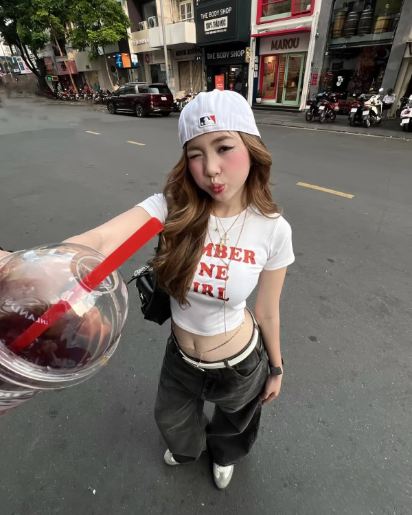 Sexy American Style Short Sleeve Crop Top T-Shirt for Women with Shoulder Letter Print, Slim Fit Midriff-Baring Inner Wear