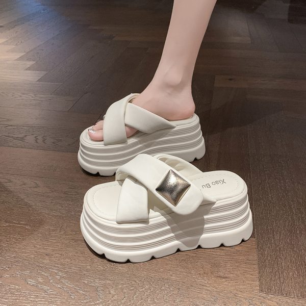 Short Women's Skirt & Thick-Soled Sandals Set for Summer 2025, Height-Increasing One-Strap Beach Slippers, Outdoor Fashion