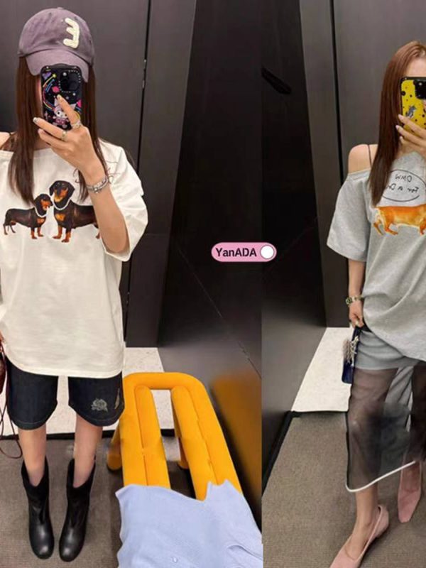 Slanted Off-Shoulder Short Sleeve T-Shirt for Women with Sausage Dog Print, Loose Fit, Jennie-Style, Versatile Casual Top