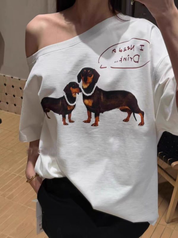 Slanted Off-Shoulder Short Sleeve T-Shirt for Women with Sausage Dog Print, Loose Fit, Jennie-Style, Versatile Casual Top