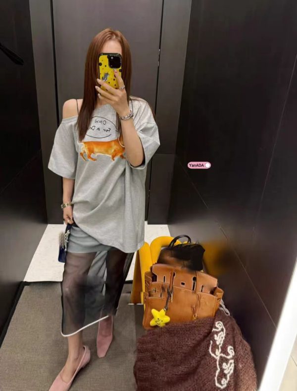 Slanted Off-Shoulder Short Sleeve T-Shirt for Women with Sausage Dog Print, Loose Fit, Jennie-Style, Versatile Casual Top