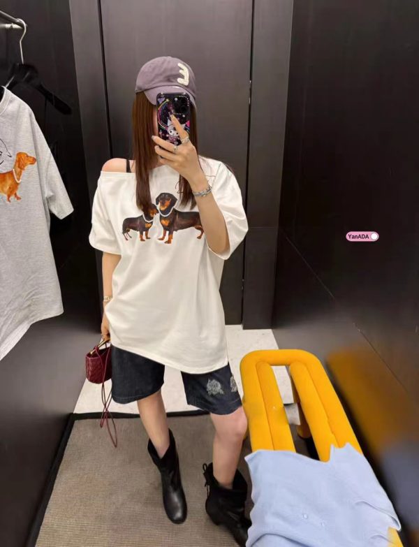 Slanted Off-Shoulder Short Sleeve T-Shirt for Women with Sausage Dog Print, Loose Fit, Jennie-Style, Versatile Casual Top