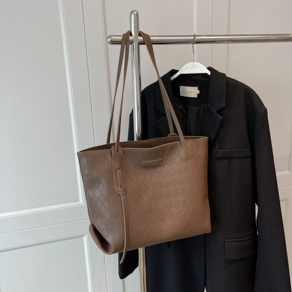 Trendy Large Capacity Single-Shoulder Tote Bag for Women - Versatile Commuting Style for Spring Summer 2025