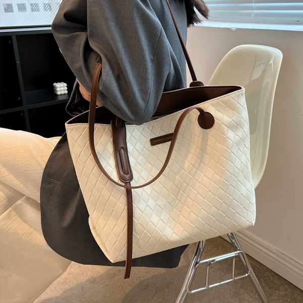 Trendy Large Capacity Single-Shoulder Tote Bag for Women - Versatile Commuting Style for Spring Summer 2025