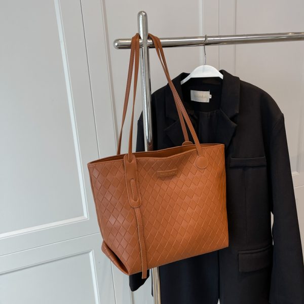 Trendy Large Capacity Single-Shoulder Tote Bag for Women - Versatile Commuting Style for Spring Summer 2025