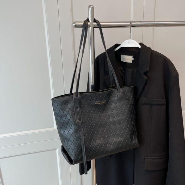 Trendy Large Capacity Single-Shoulder Tote Bag for Women - Versatile Commuting Style for Spring Summer 2025
