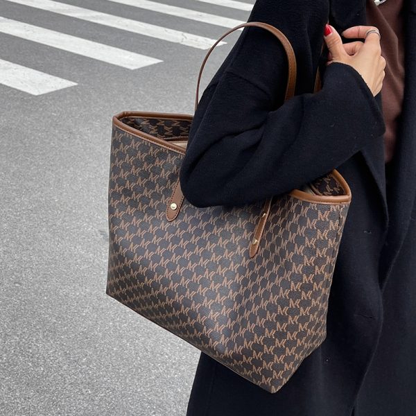 Trendy Large Capacity Women's Shoulder Bag - Versatile Light Luxury Tote for Commuting - 2025 Fashion Must-Have