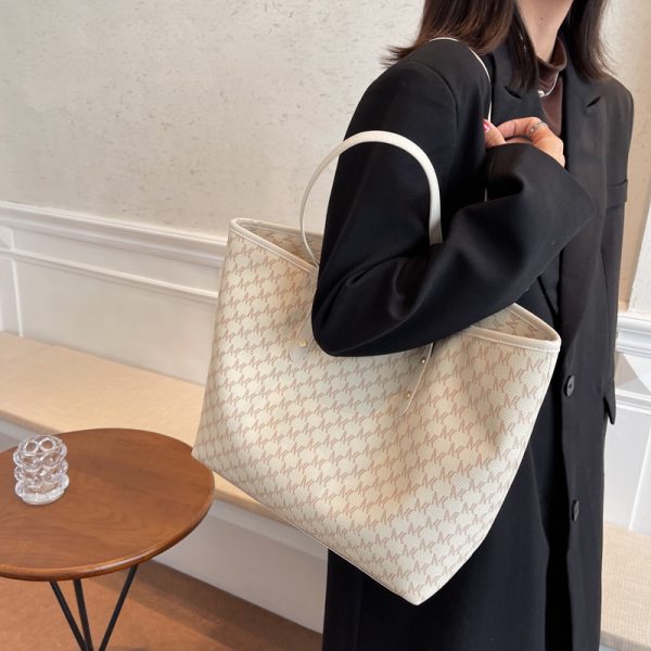 Trendy Large Capacity Women's Shoulder Bag - Versatile Light Luxury Tote for Commuting - 2025 Fashion Must-Have