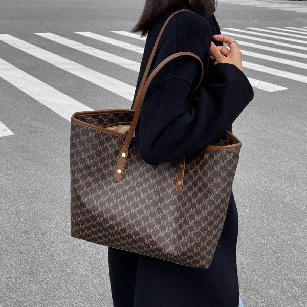 Trendy Large Capacity Women's Shoulder Bag - Versatile Light Luxury Tote for Commuting - 2025 Fashion Must-Have
