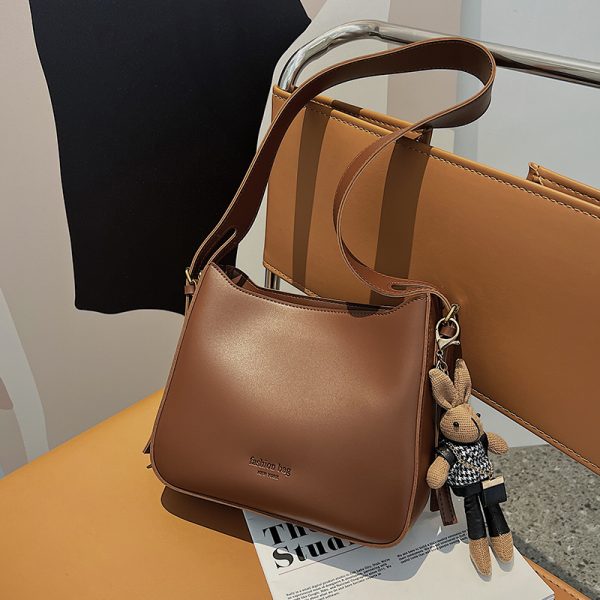 Trendy Large Retro Shoulder Bag for Women - Versatile Crossbody Design for Spring/Summer 2025 Fashion