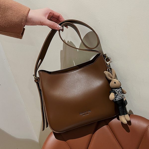 Trendy Large Retro Shoulder Bag for Women - Versatile Crossbody Design for Spring/Summer 2025 Fashion