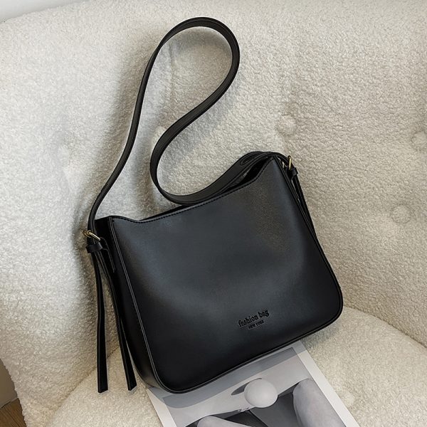 Trendy Large Retro Shoulder Bag for Women - Versatile Crossbody Design for Spring/Summer 2025 Fashion