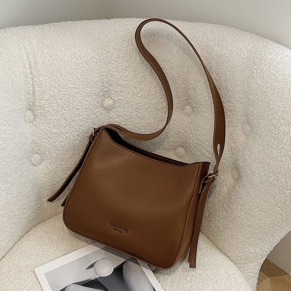 Trendy Large Retro Shoulder Bag for Women - Versatile Crossbody Design for Spring/Summer 2025 Fashion