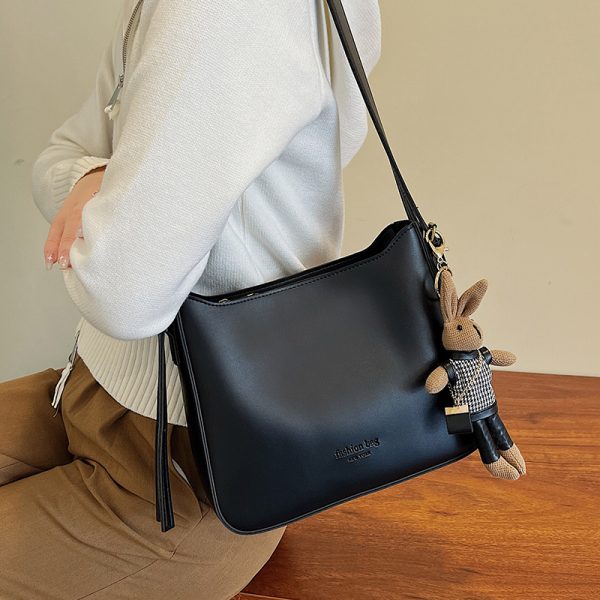 Trendy Large Retro Shoulder Bag for Women - Versatile Crossbody Design for Spring/Summer 2025 Fashion