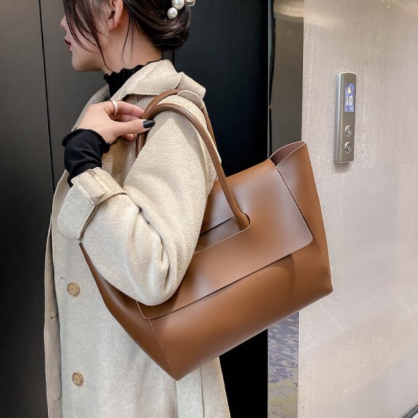 Trendy Women's Large Tote Bag - 2025 Korean Style Retro Commuting Handbag with High Capacity for Spring Summer