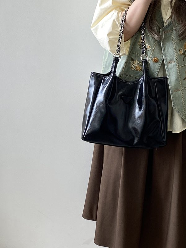 Versatile Large Capacity Women's Tote Bag - Commuter Chain Shoulder Handbag for Everyday Use