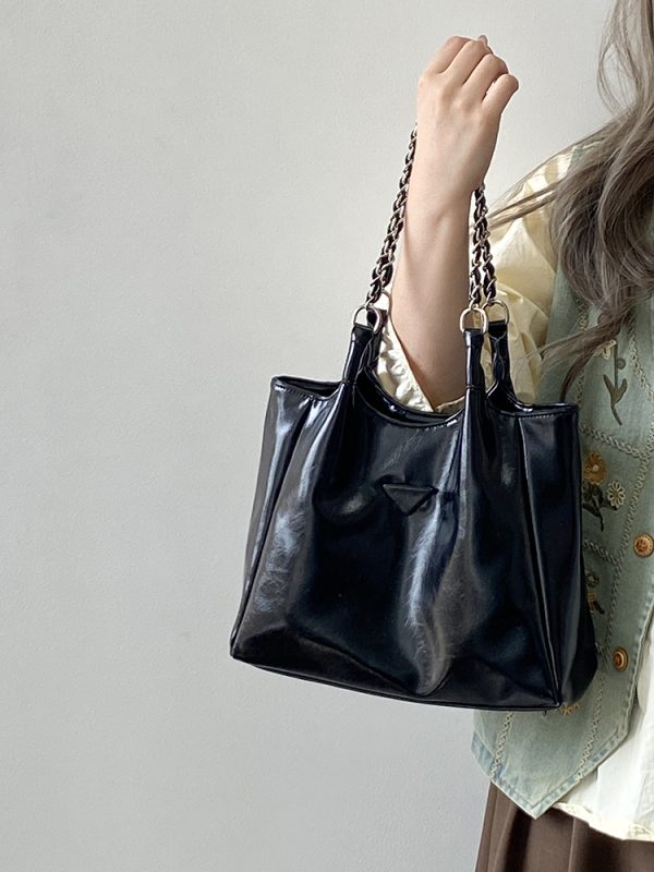 Versatile Large Capacity Women's Tote Bag - Commuter Chain Shoulder Handbag for Everyday Use