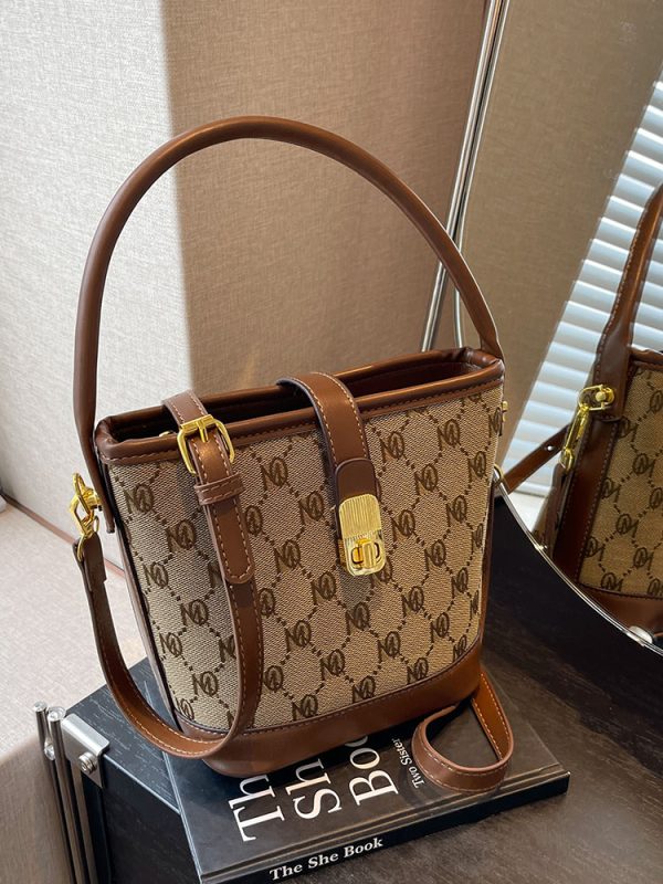 Versatile Women's Color-Blocking Bucket Bag - 2025 Trendy Casual Crossbody Handbag with High-End Appeal