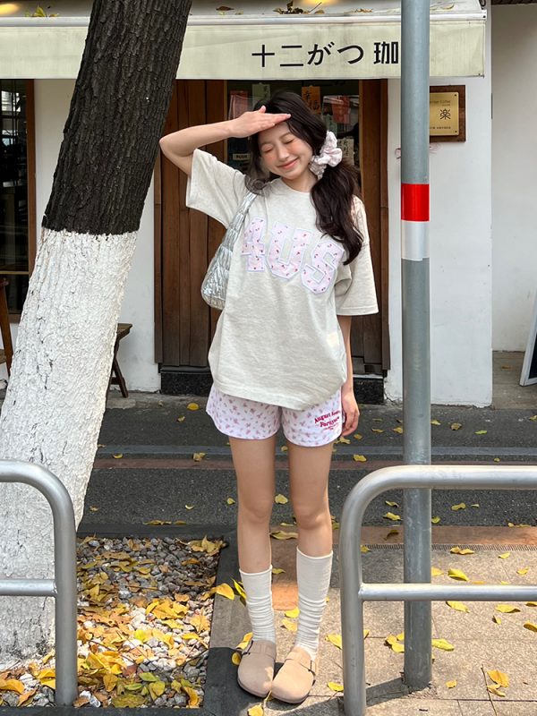 Vintage American Campus Style Embroidered Floral Women's Casual Shorts - Trendy Slim Fit for 90s Inspired Fashion