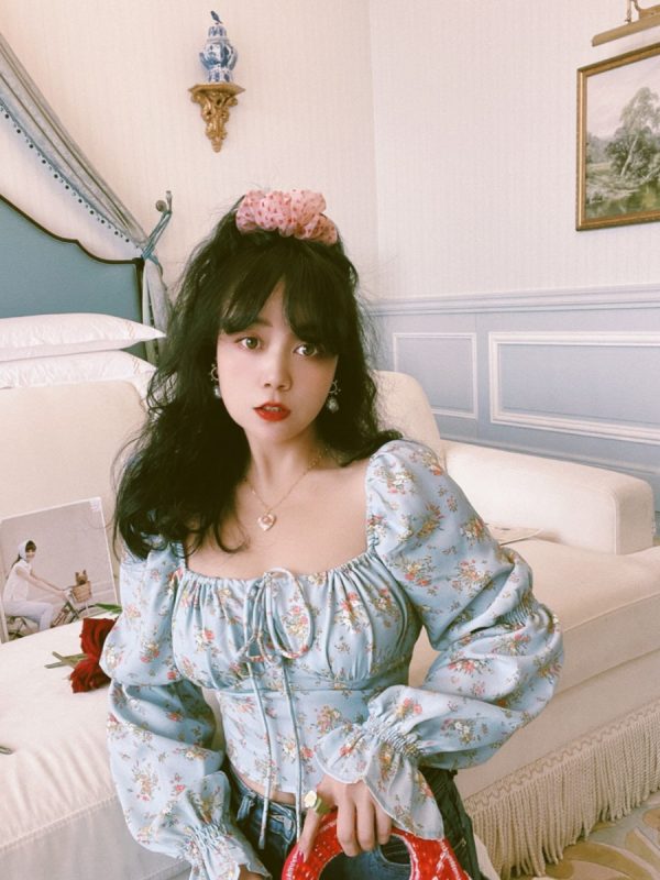 Vintage French Floral Puff Sleeve Shirt with Square Neck - Stylish Autumn Waist-Baring Top for Vacation - Y2K Inspired