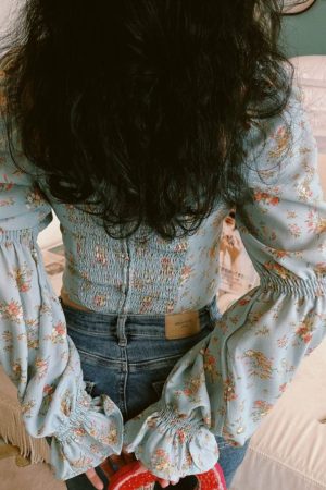Vintage French Floral Puff Sleeve Shirt with Square Neck - Stylish Autumn Waist-Baring Top for Vacation - Y2K Inspired
