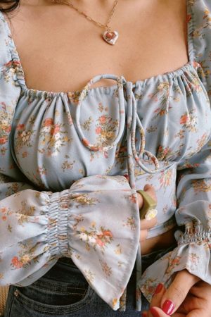 Vintage French Floral Puff Sleeve Shirt with Square Neck - Stylish Autumn Waist-Baring Top for Vacation - Y2K Inspired
