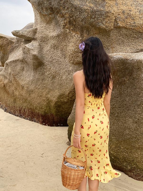 Vintage-Inspired Yellow Printed Spaghetti Strap Dress with Tie Neck - Mid-Length French Style for a Chic Summer Look