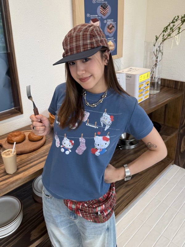 Vintage Printed Slim Fit Short-Sleeve T-Shirt for Women - Water-Washed Original Shoulder Kitty Design, Stretchy Summer Top