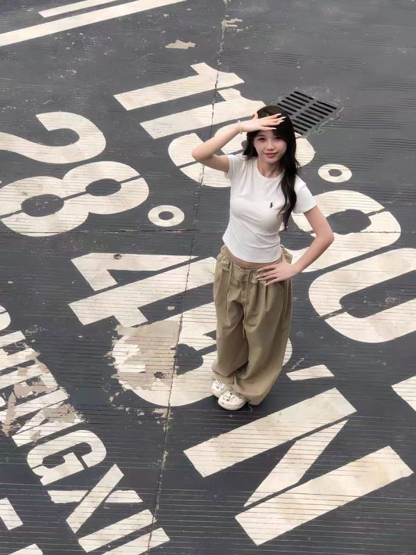 White Slim-Fit Short Sleeve T-Shirt for Women - Flattering Waist-Cinching Top in 2025 Summer Style, Perfect for Y2K and Casual Looks