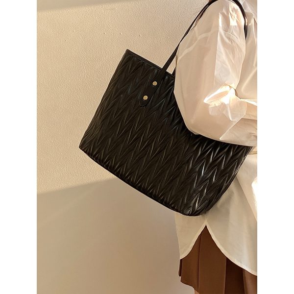 Women's Pleated Tote Bag - Large Capacity Commuter Handbag for Spring Summer 2025 - Stylish and Functional Shoulder Bag