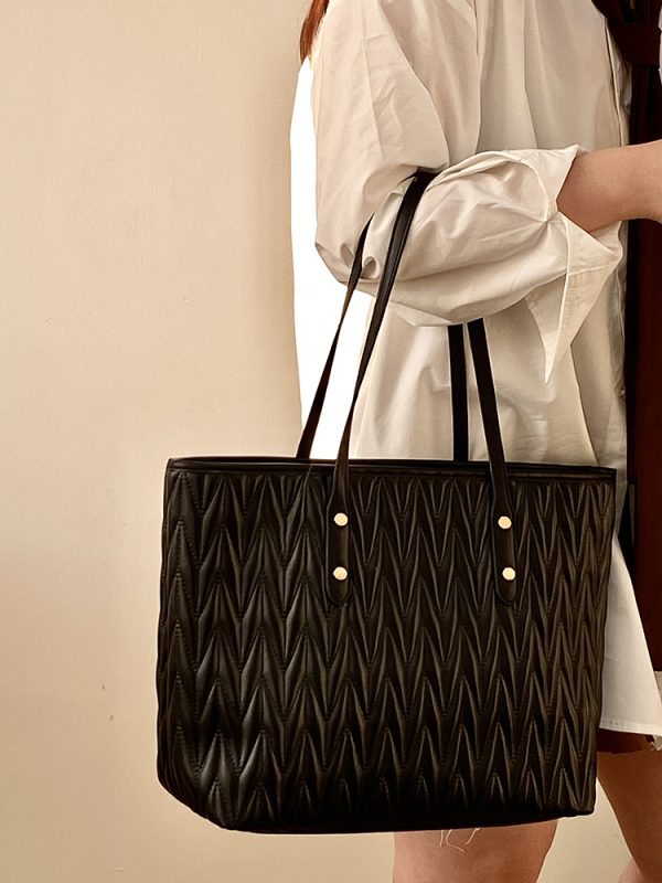 Women's Pleated Tote Bag - Large Capacity Commuter Handbag for Spring Summer 2025 - Stylish and Functional Shoulder Bag